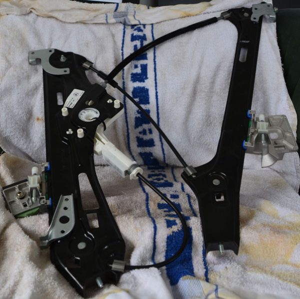 Genuine Mercedes-Benz C219 CLS RH FRONT Window Regulator